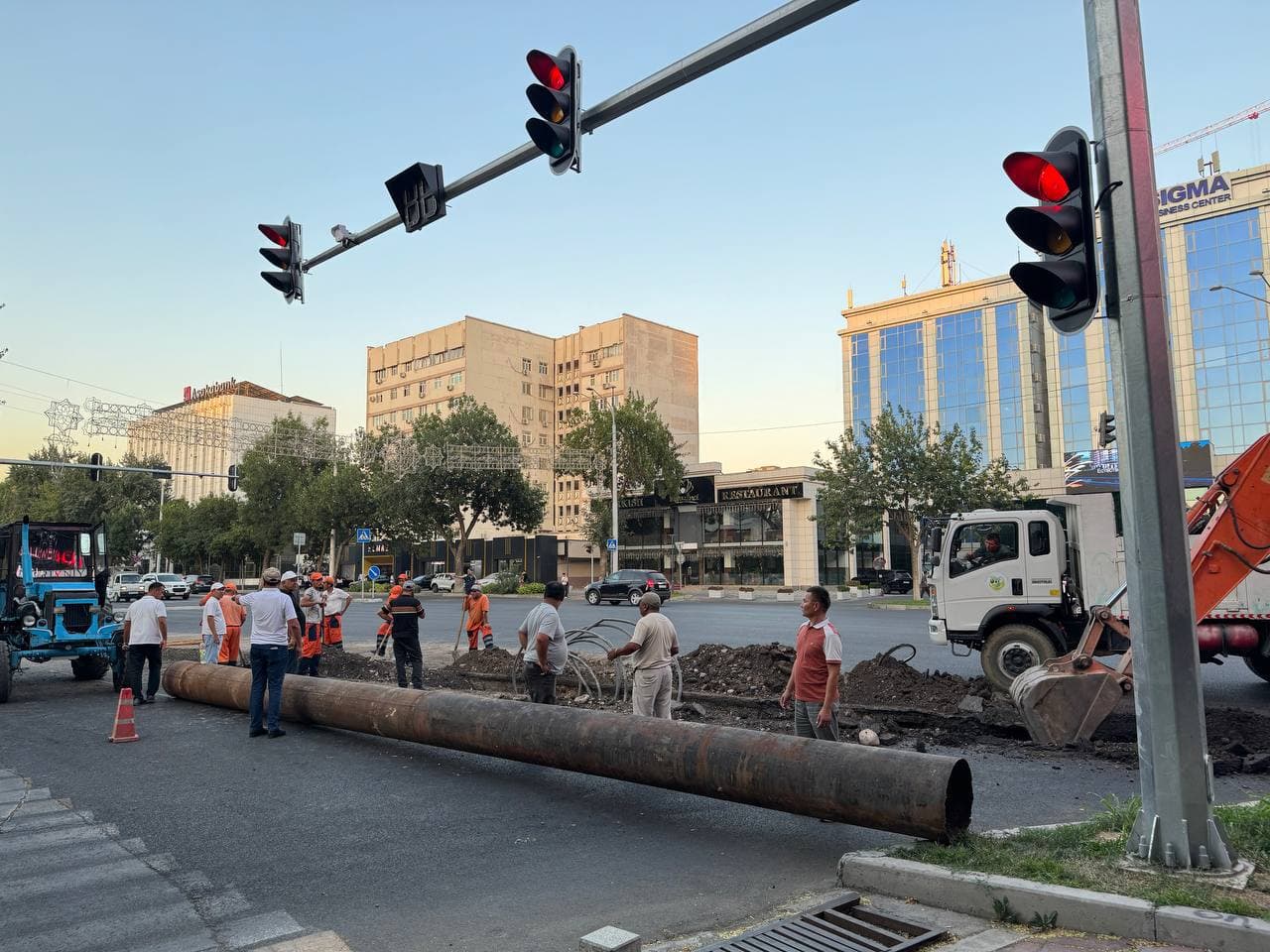 Аҳоли учун янада қулай ва хавфсиз шаҳар муҳитини яратиш, муҳандислик-коммуникация инфратузилмасини яхшилаш ишлари давом эттирилмоқда.