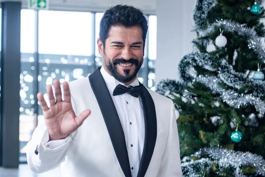 Burak Oʻzchivit va Bravo orkestri shousi
